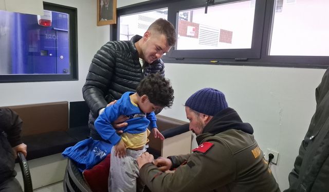Taksiciler, buldukları küçük çocuğu ailesine ulaştırdı