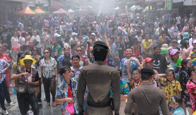 Tayland, yapay zeka destekli ilk robot polisini tanıttı