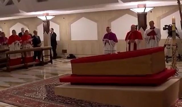 Vatikan, Papa'nın tabuttaki görüntülerini paylaştı