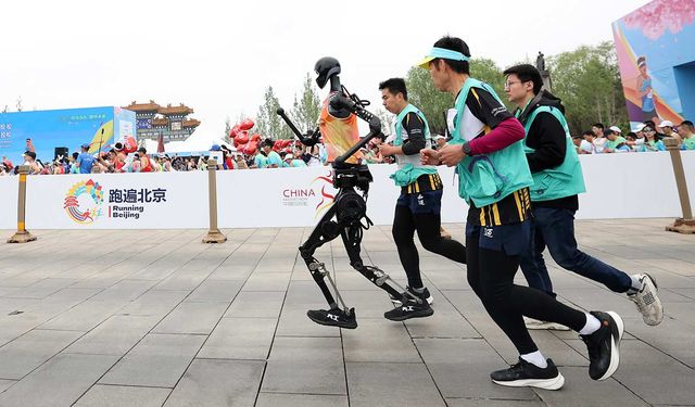 Çin’de Bir İlk: İnsansı Robotlar Yarı Maratonda Yarıştı