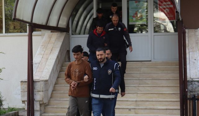 Amasya'da otomobilden 6 kaçak göçmen çıktı