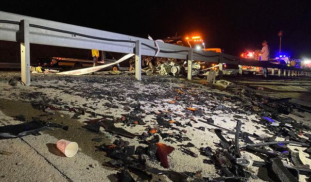 Ankara-Niğde otoyolunda iki otomobil kafa kafaya çarpıştı: 4 ölü, 1 yaralı