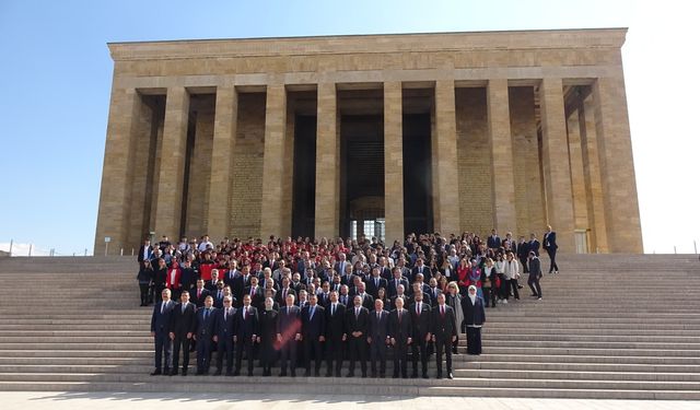 Bakan Bak, sporcu ve gençlerle Anıtkabir’i ziyaret etti