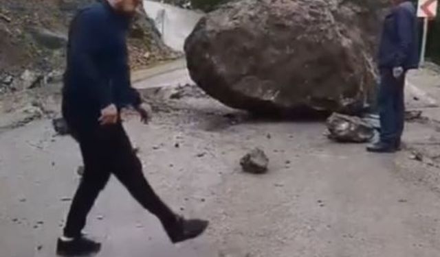 Dev kaya parçası yola düştü, arkadaş grubu son anda kurtuldu; olay sonrası kamerada