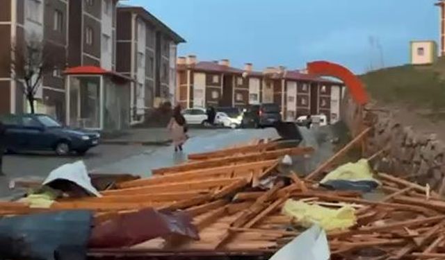 Fırtınada binanın çatısı uçtu, parçalar minibüse çarptı