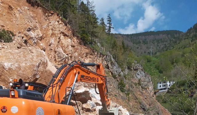 Giresun'da heyelan yolu kapattı