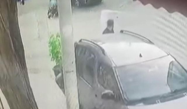 İstanbul - Sultangazi'de motosiketli hafif ticari araca çarparak takla attı