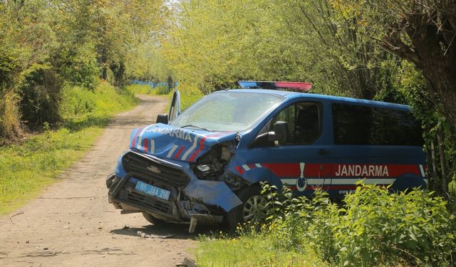 Jandarma aracına çarpan hafif ticari aracın sürücüsü öldü