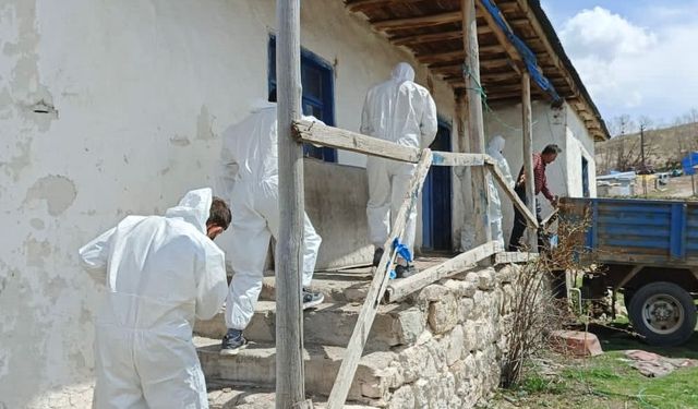 Kötü koku yayılan evden 1 kamyon dolusu çöp çıktı