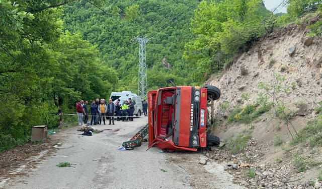 Artvin'de Sondaj Kamyonu Devrildi: 1 Ölü, 2 Yaralı