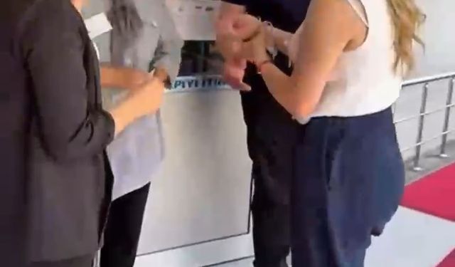 Başkanın pense ile müdahalesi kamerada; takıyı kesti, adayı sınava yetiştirdi