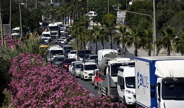 Bayramda Kuşadası'na tatilci akını; araç kuyrukları dronla görüntülendi