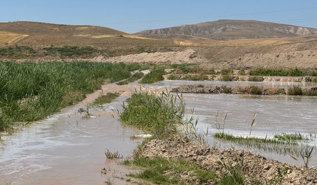 Çankırı'da kanalın duvarı çöktü; 250 dönüm tarım arazisi zarar gördü