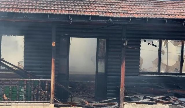 Fabrikada çıkan yangında yemekhane kullanılamaz hale geldi