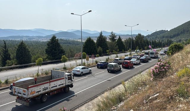 Muğla'da 10 kilometrelik araç kuyruğu oluştu