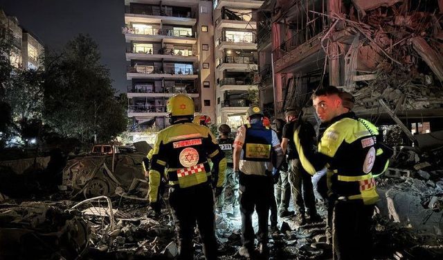 İran’ın Füzesi Tel Aviv’de Savunma Bakanlığı Yakınına Düştü!