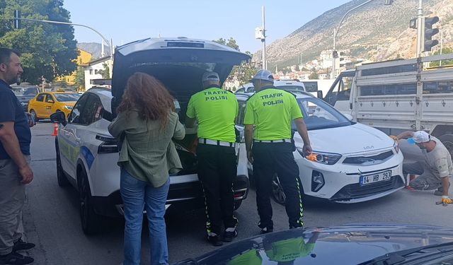 Amasya'da, 3 kadının saniyelerle kurtulduğu kaza kamerada