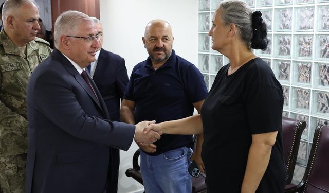 Bakan Güler, metan gazından zehirlenen Mehmetçikleri hastanede ziyaret etti