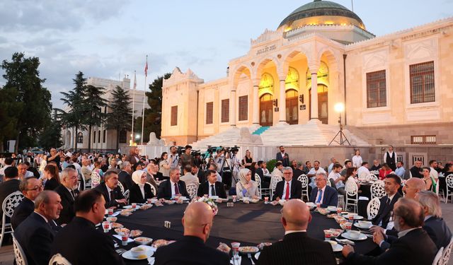 Bakan Tekin, muharrem ayı dolayısıyla düzenlenen iftar programına katıldı