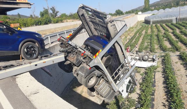 Çarpışan TIR ile kamyonet tarlaya uçtu; 2 yaralı