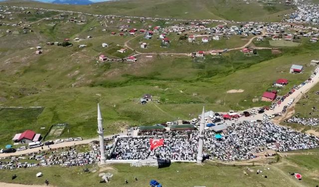 Kadırga Yaylası'nda gelenek sürdü; üstü açık camide namaz kılındı