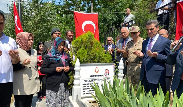 Necmettin öğretmen, şehadetinin 8'inci yıl dönümünde mezarı başında anıldı
