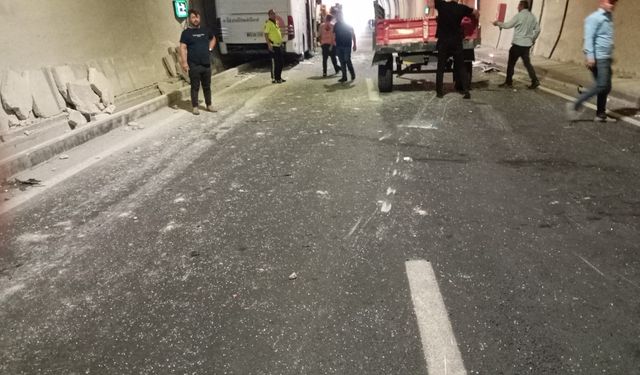 Tünelde yolcu otobüsü ile çarpışan traktörün sürücüsü yaralandı