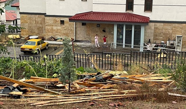 Artvin'de fırtına; çatılar uçtu, masalar savruldu
