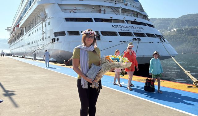 Amasra'ya kruvaziyer ile gelen 100 bininci turist, konfetiyle karşılandı
