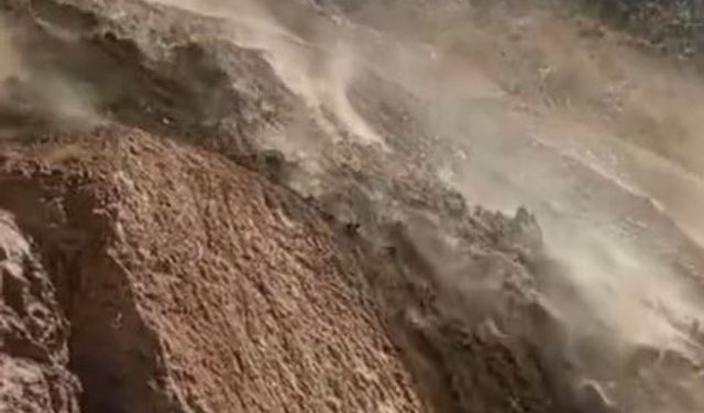 Artvin'de heyelan anı kamerada