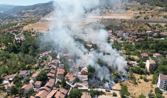 Boş arazideki yangın evlere sıçramadan söndürüldü