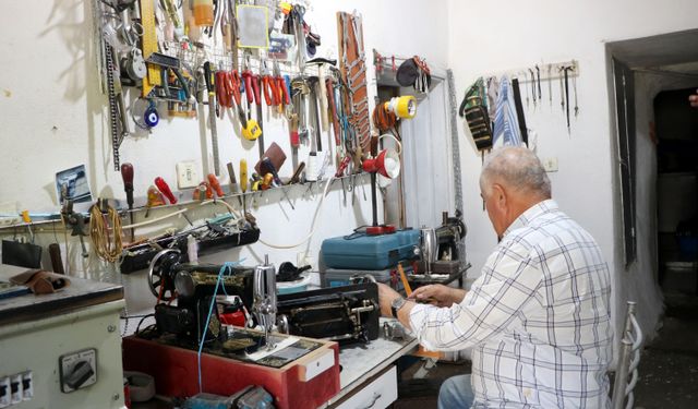 Hurdadan topladığı asırlık makineleri tamir edip çalışır hale getiriyor