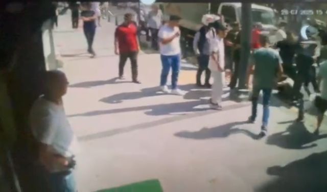 İstanbul - Kağıthane'de yolu kapatan nakliyeciye esnaftan meydan dayağı; o anlar kamerada