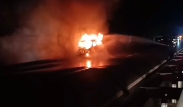 Motor kısmından alev alan otomobil yandı