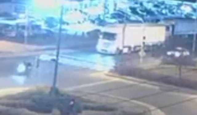 Motosiklet, kırmızıda geçen yayaya çarptı; kaza kamerada