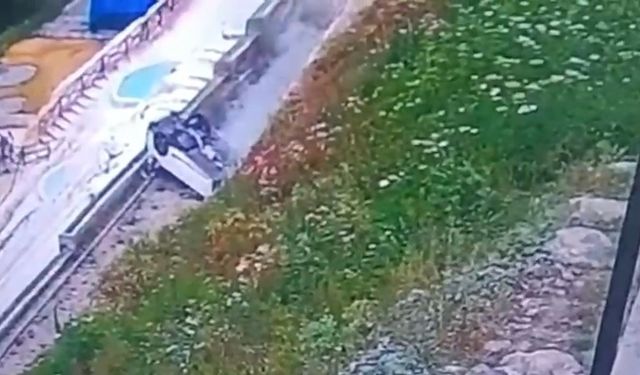 Sürücüsünün park etmek için manevra yaptığı otomobil yamaçtan yuvarlandı; 1'i ağır, 5 yaralı