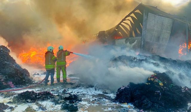 Tokat'ta Kumaş Geri Dönüşüm Deposunda Yangın