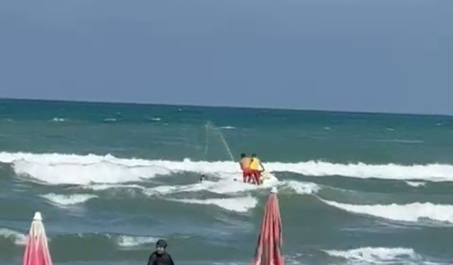 Akçakoca'da denize giren 5 kişilik aile, boğulma tehlikesi geçirdi