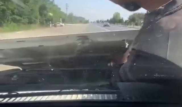 Arızayı bulmak için ustayı motorun içine bindirdi, kaput açık ilerledi; o anlar kamerada