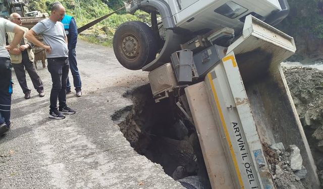 Artvin'de göçüğe düşen kamyonun sürücüsü yaralandı
