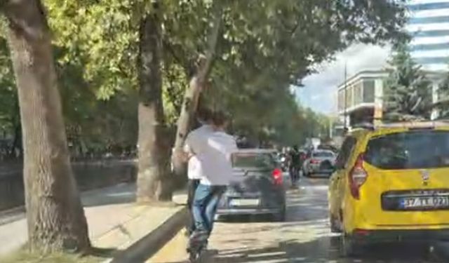Çocukların skuter ile tehlikeli yolculuğu kamerada
