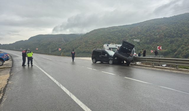 Düzce'de cip ile hafif ticari araç çarpıştı: 3 yaralı