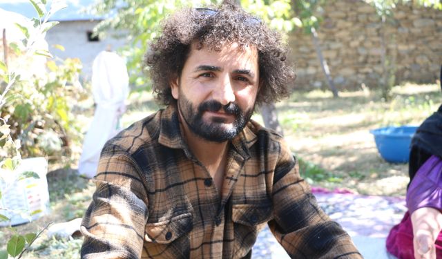 Hakkari'de kadınlar, dedelerinden kalma taş değirmende buğday öğütüyor