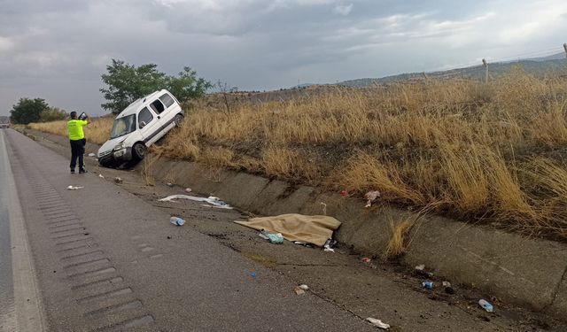 Kastamonu'da hafif ticari araç refüje çarptı; 1 ölü, 4 yaralı