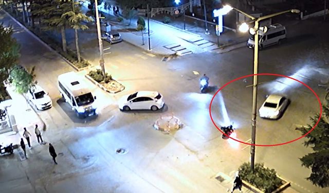Motosiklete çarpan otomobilin sürücüsünün kaçtığı kaza kamerada