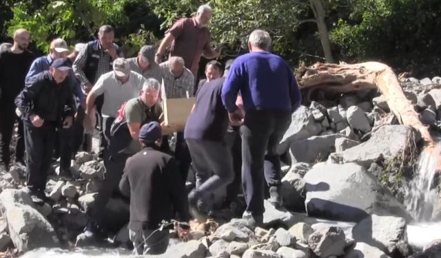 Sel afetinde yol çöktü; cenaze omuzlarda ve elden ele taşındı