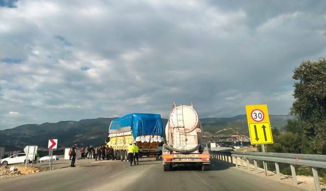 Tokat'ta fındık işçilerinin taşındığı minibüs ile kamyon çarpıştı; 8 yaralı