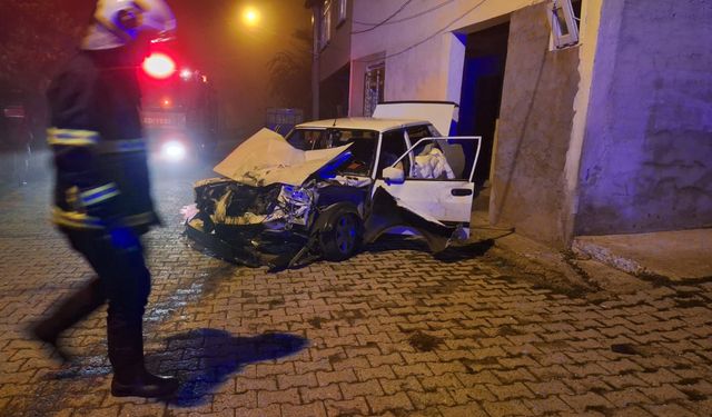 Otomobil, römorka çarptı; 1 ölü, 1 yaralı