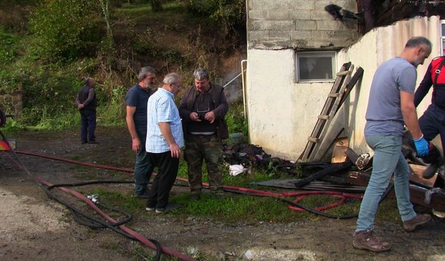 Ahşap ev alev alev yandı