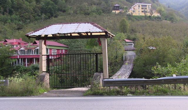 Asma köprüye demir kapı yaptırıp, kilit de taktı